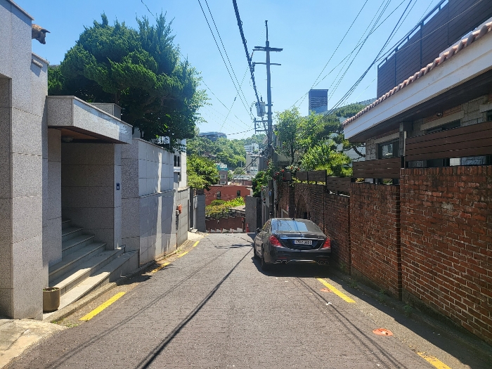 [본건 북동측 접면도로 및 주위환경]