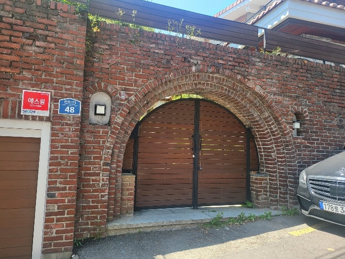 [본건 출입문 전경]