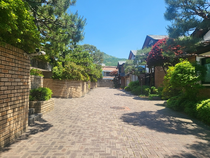 [본건 남서측 접면도로 및 주위환경]