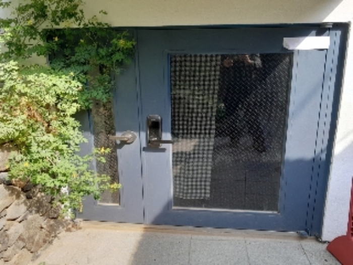 지하층 출입문(안내문 부착)