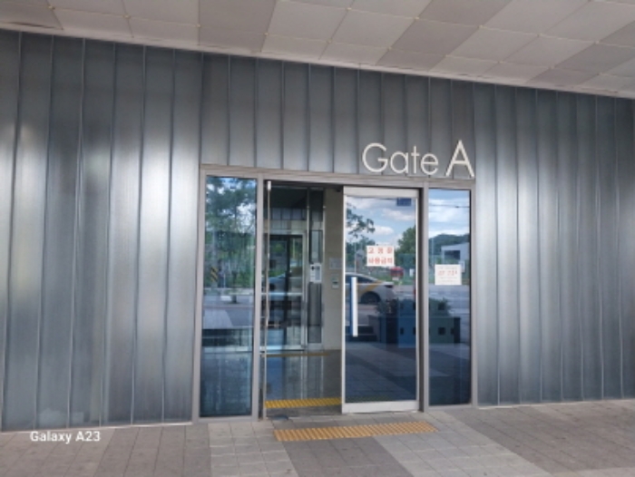 위 목적물의 공동출입구