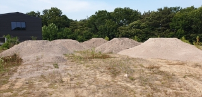 11번 부동산 지상에 흙더미 쌓여있는 모습
