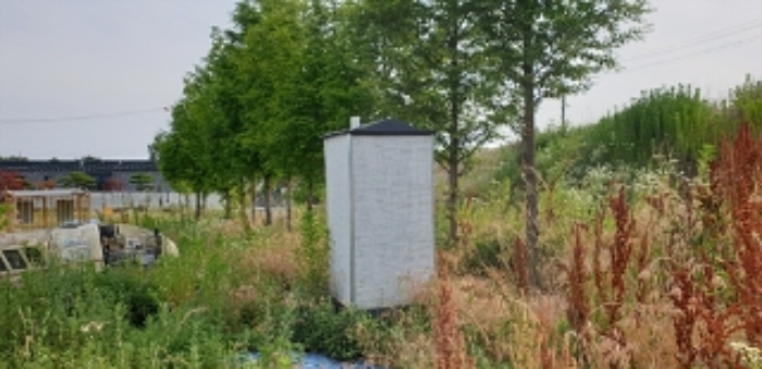 14번 부동산 지상 제시외 이동식화장실 모습