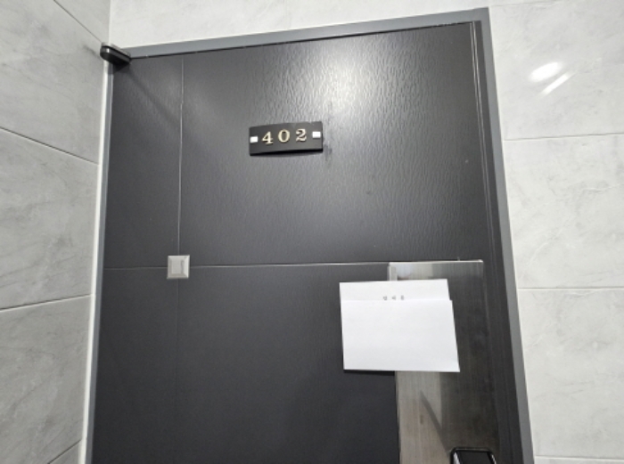 402호