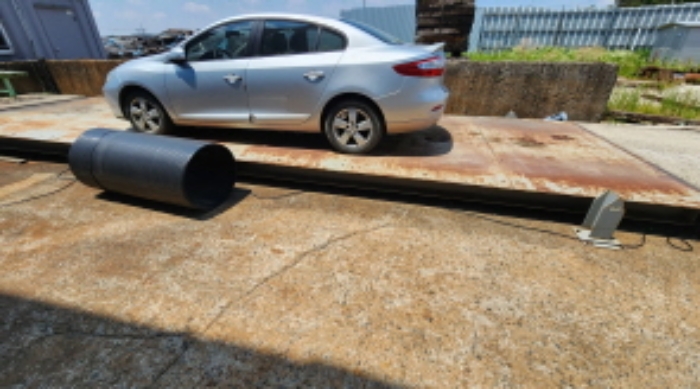 목록1 토지상에 있는 제시 외 용도불상 4각형 철판