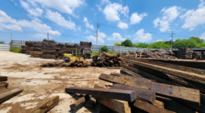 목록2 토지 전경 및 적치된 폐목재