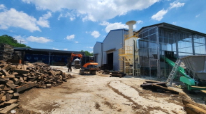 목록3 토지전경 및 적치된 폐목재