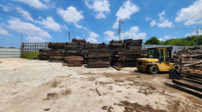 목록2 토지 전경 및 적치된 폐목재