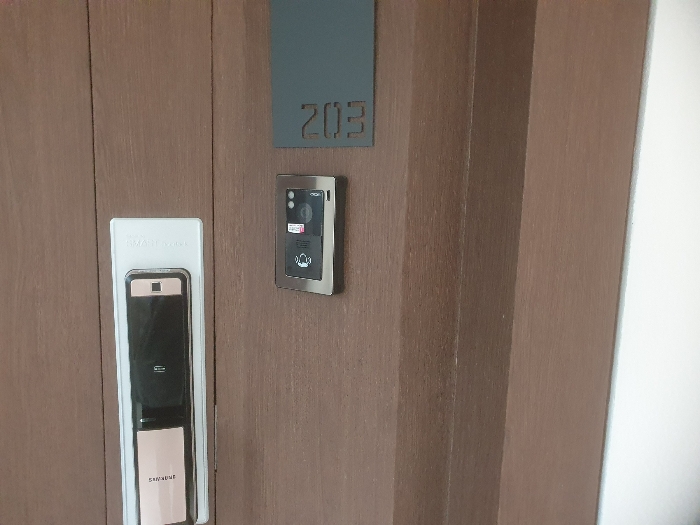 본건 203호 출입문