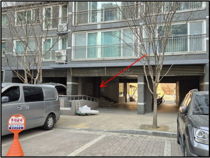 [ 본건 소재 114동 1층 출입구 ]