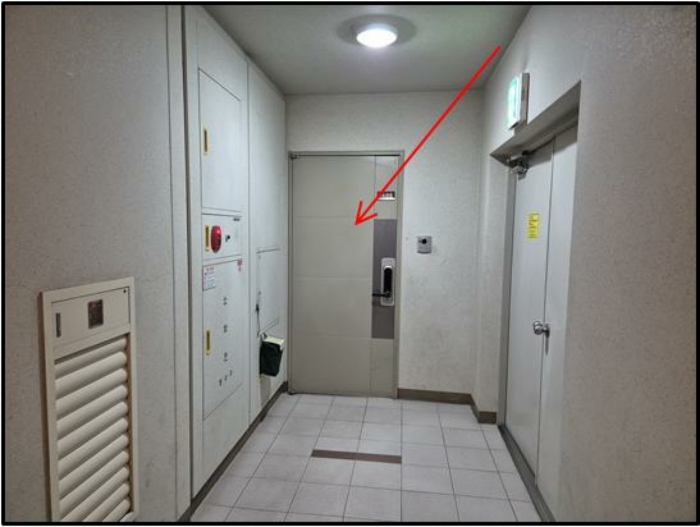 [ 본건 출입문 ]