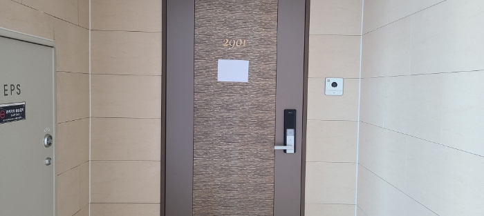 전유세대 출입문 전경(안내문 부착)