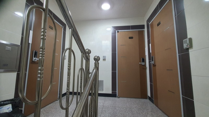 2층 복도 및 출입문