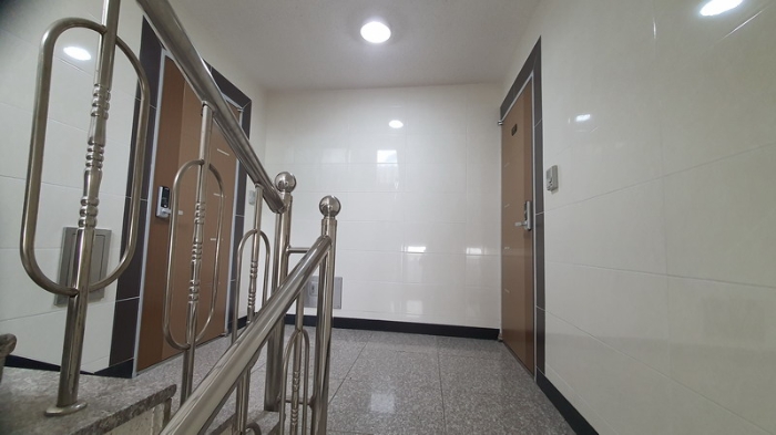 3층 복도 및 출입문