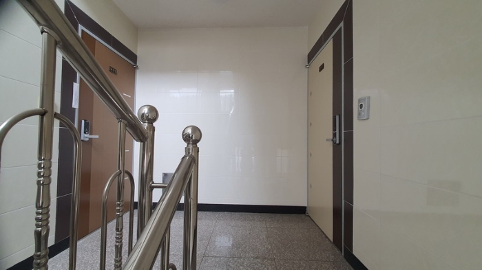 4층 복도 및 출입문