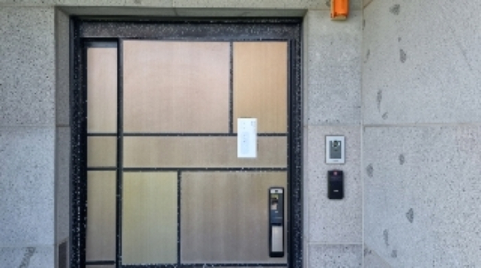 소재지2(일주동로 6062-97) 제시 건물 현관문에 부착한 안내문