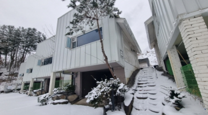 목록 2. 내지 9. 건물 중의 하나, 위쪽 오른쪽에서 두번 째 건물(사파이어)