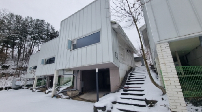 목록 2. 내지 9. 건물 중의 하나, 위쪽 오른쪽에서 세번 째 건물(페리도트)