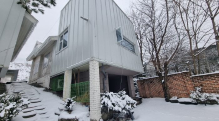 목록 2. 내지 9. 건물 중의 하나 위쪽 맨 오른쪽 건물(자수정)