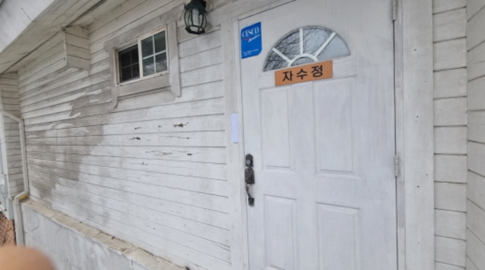 목록 2. 내지 9. 건물 중의 하나(자수정) 현관