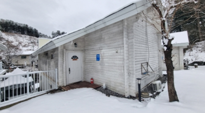 목록 2. 내지 9. 건물 중의 하나, 아래쪽 안쪽에서 두번째 건물(에메랄드)