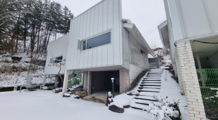 목록 2. 내지 9. 건물 중의 하나, 위쪽 오른쪽에서 네번째 건물 (오팔)