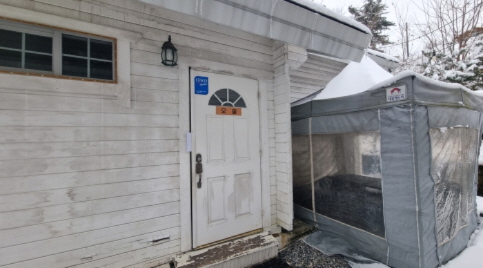 목록 2. 내지 9. 건물 중의 하나(오팔)현관