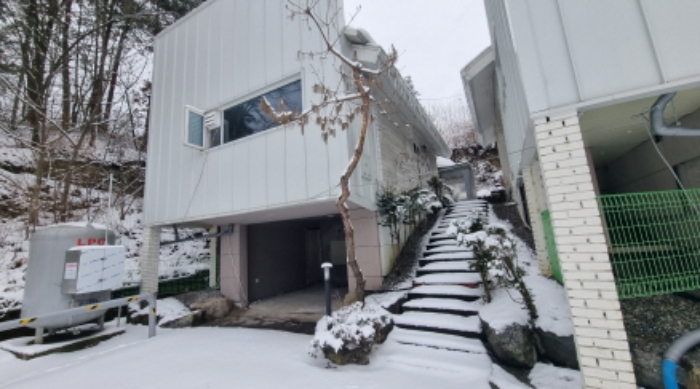 목록 2. 내지 9. 건물 중의 하나, 오른쪽에서 다섯번째 건물(루비)