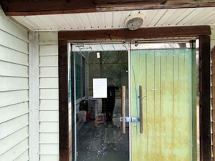 기호2 제시건물 출입문에 안내문 게시(2024.04/11)