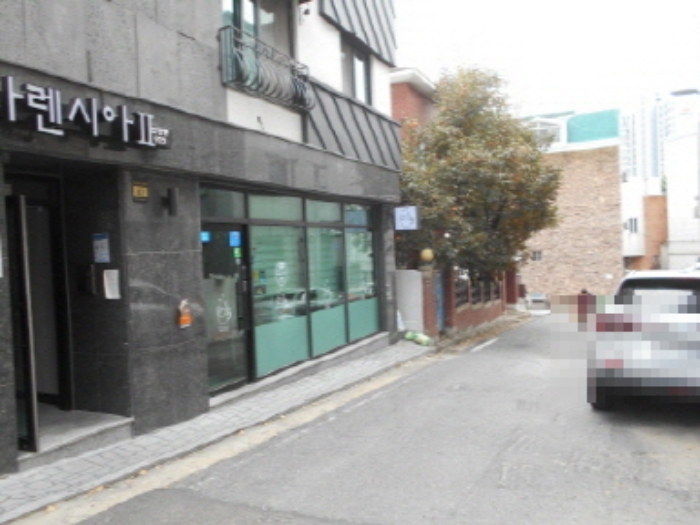 건물 앞 도로