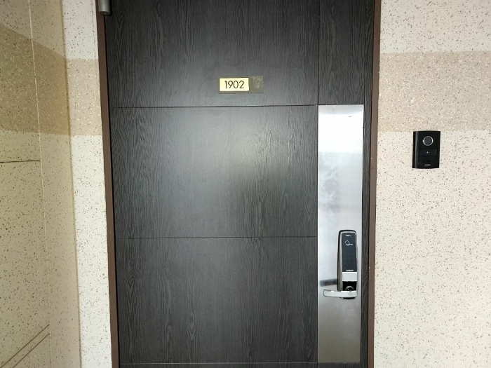 본건 19층 1902호 현관문