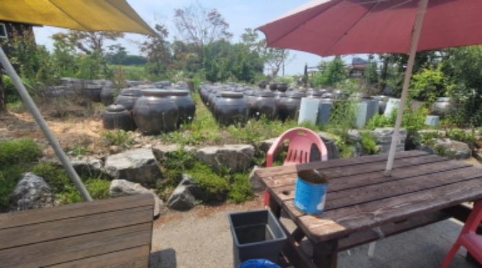 목록 1. 대지 지상 화단의 장독들