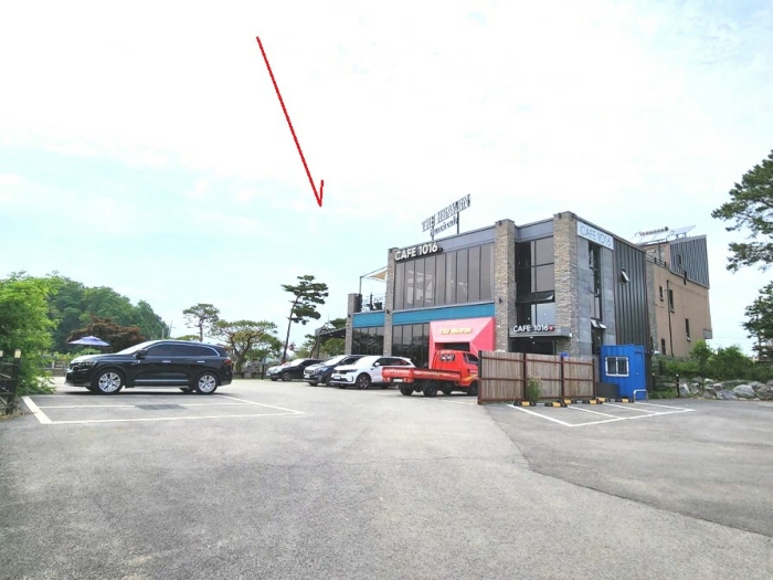 기호3 토지 및 기호4 건물 전경(남동측에서 촬영)