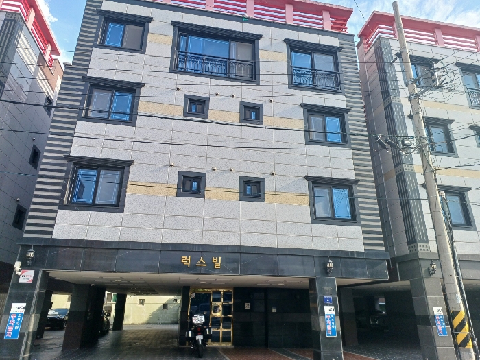 본건