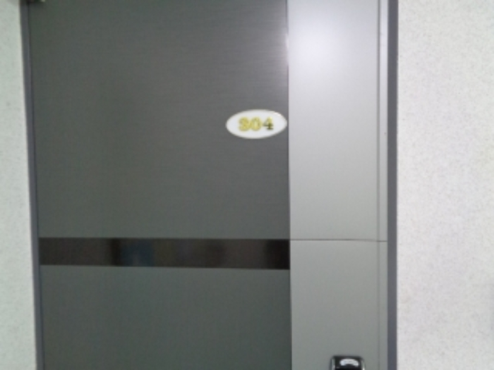 목록2의 다가구주택 3층 304호 출입문 전경