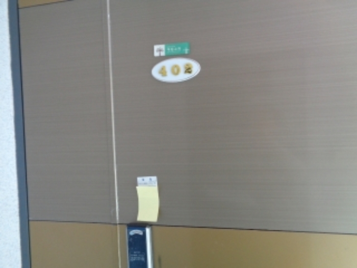 목록2의 다가구주택 4층 402호 출입문 전경