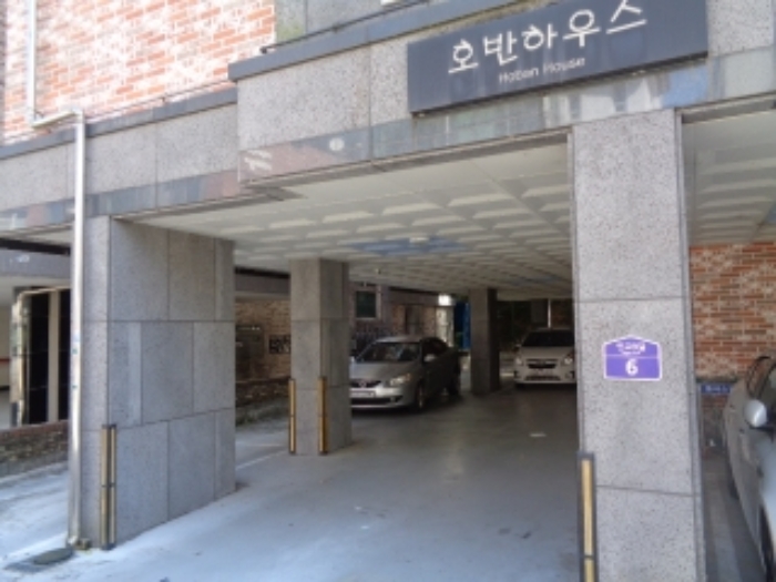 목록2의 다가구주택 1층 주차장 전경