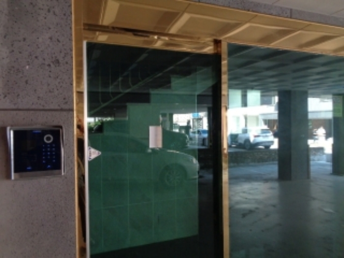 목록2의 다가구주택 공동현관문 전경