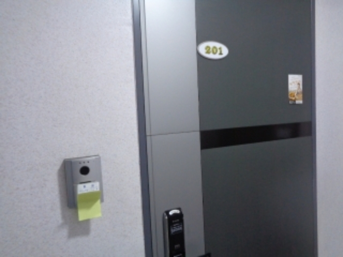 목록2의 다가구주택 2층 201호 출입문 전경