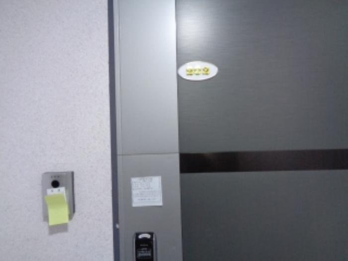 목록2의 다가구주택 2층 202호 출입문 전경