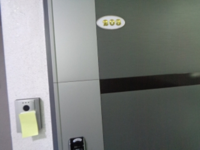 목록2의 다가구주택 2층 203호 출입문 전경