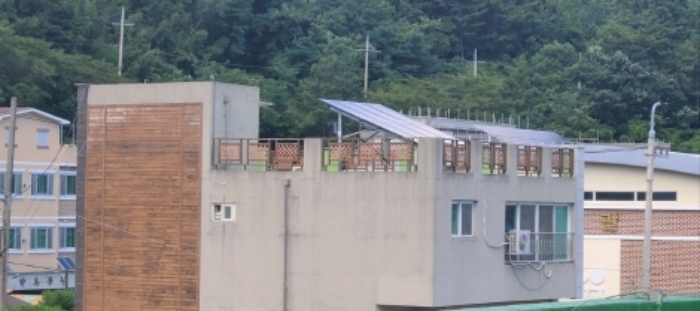본건 건물 옥상에 설치된 태양광으로 보이는 시설물을 다른 방향에서 찍은 사진