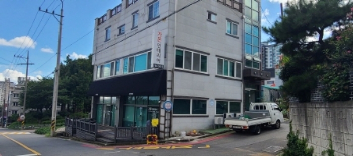 본건 전경 사진 (3층 건물)