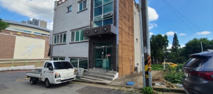 본건 전경 사진, 본건 2, 3층으로 올라가는 출입문(출입문 `아세빌`이라고 써져 있음)