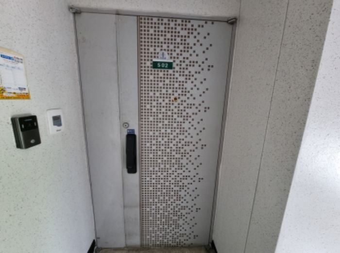 502호 출입문