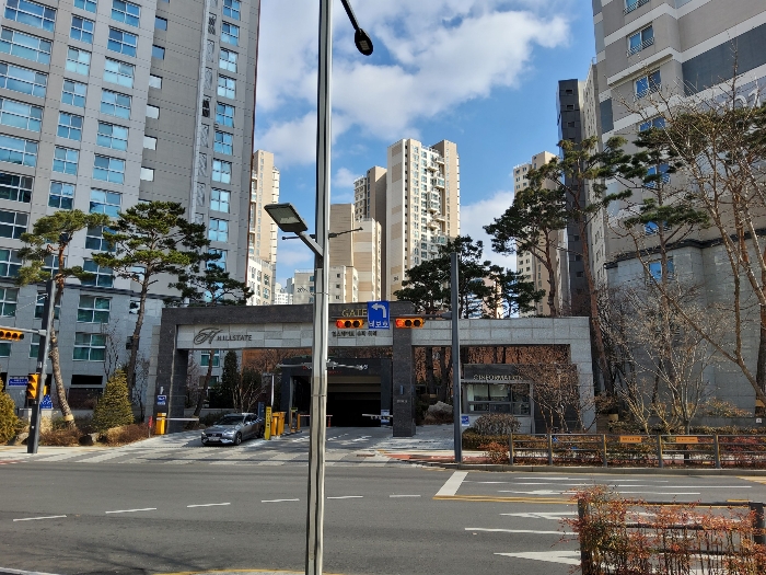 본건 정문 출입