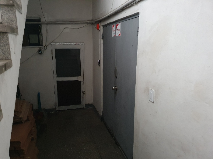 지층 출입문 등