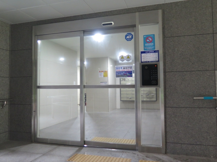 본건1층 출입현
