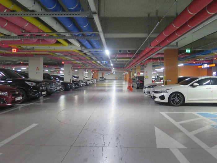 지하주차장 전경