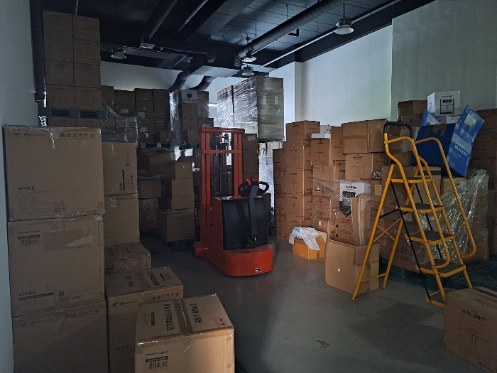 본건 내부(창고